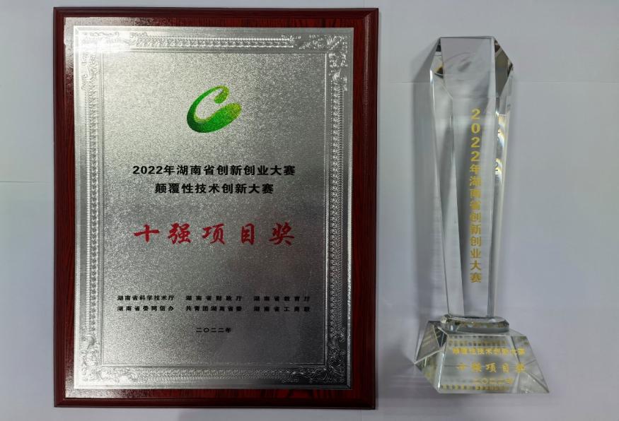 桌子上放了不同類型的海報&#xA;&#xA;中度可信度描述已自動生成
